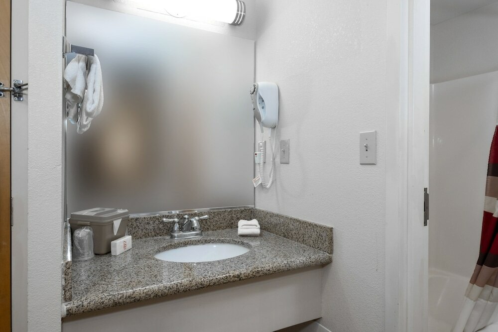 Фото Red Roof Inn Clifton Park