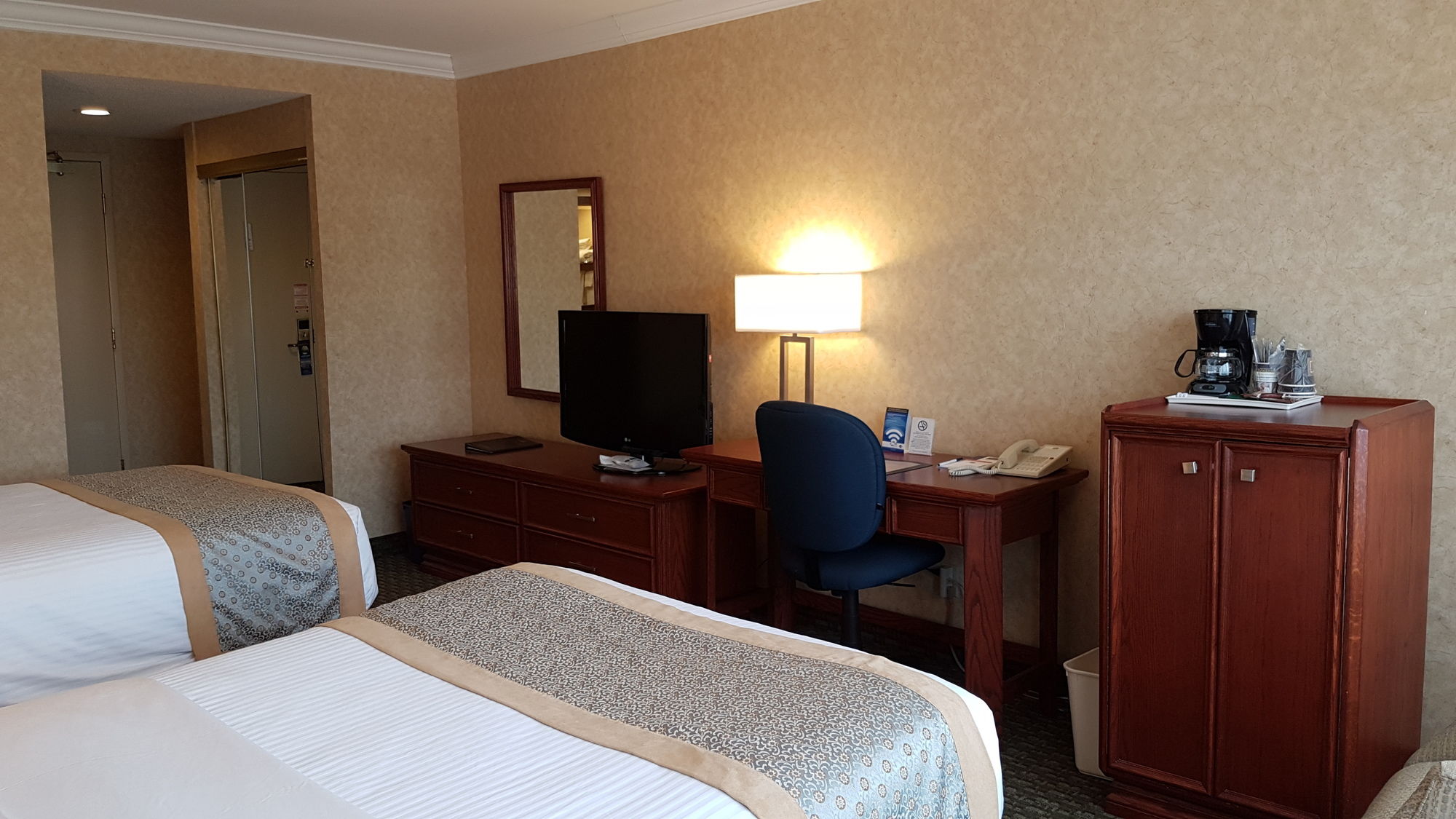 Фото Best Western Voyageur Place Hotel