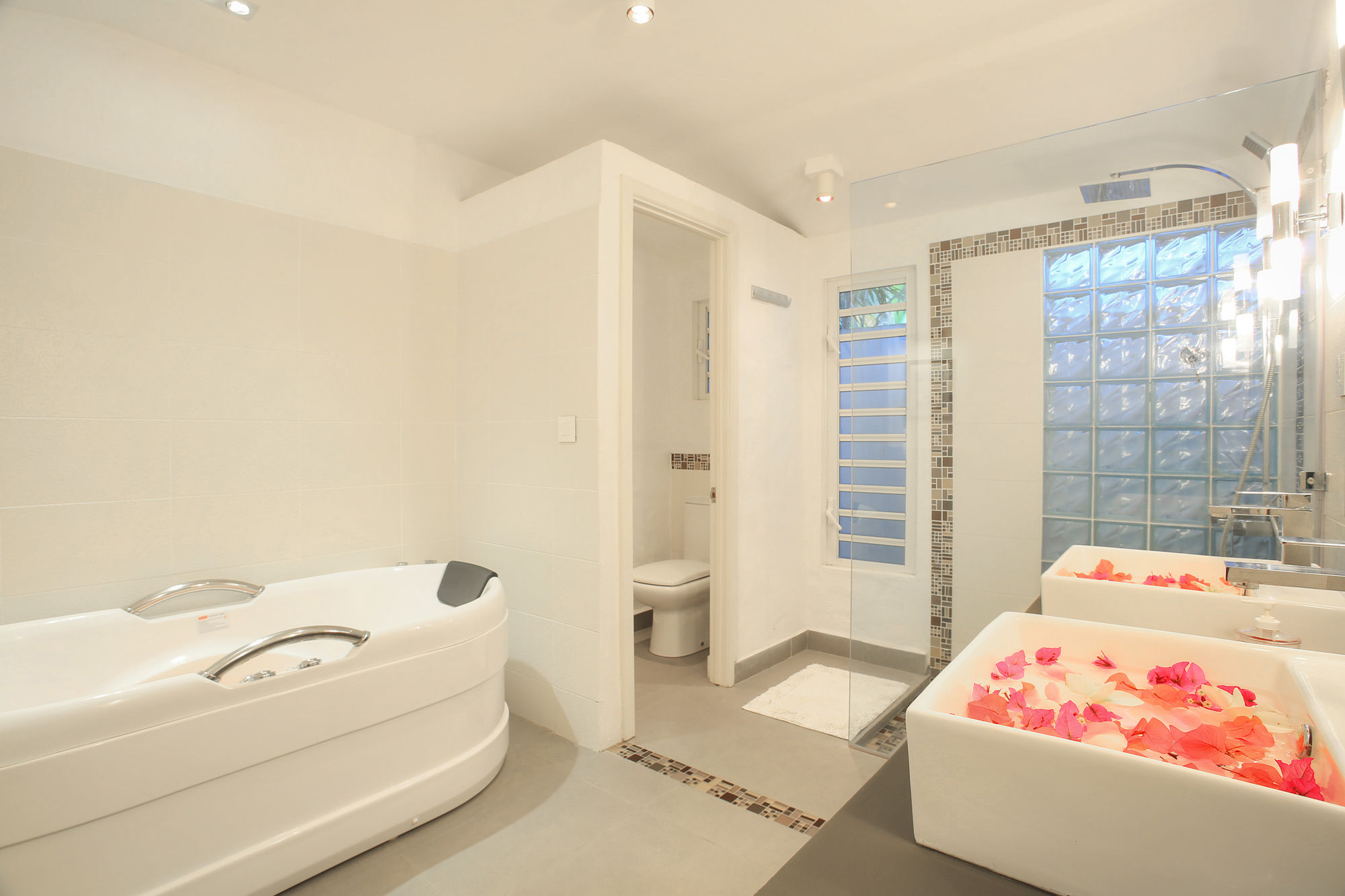 Фото Esprit Libre Restaurant and Guest House