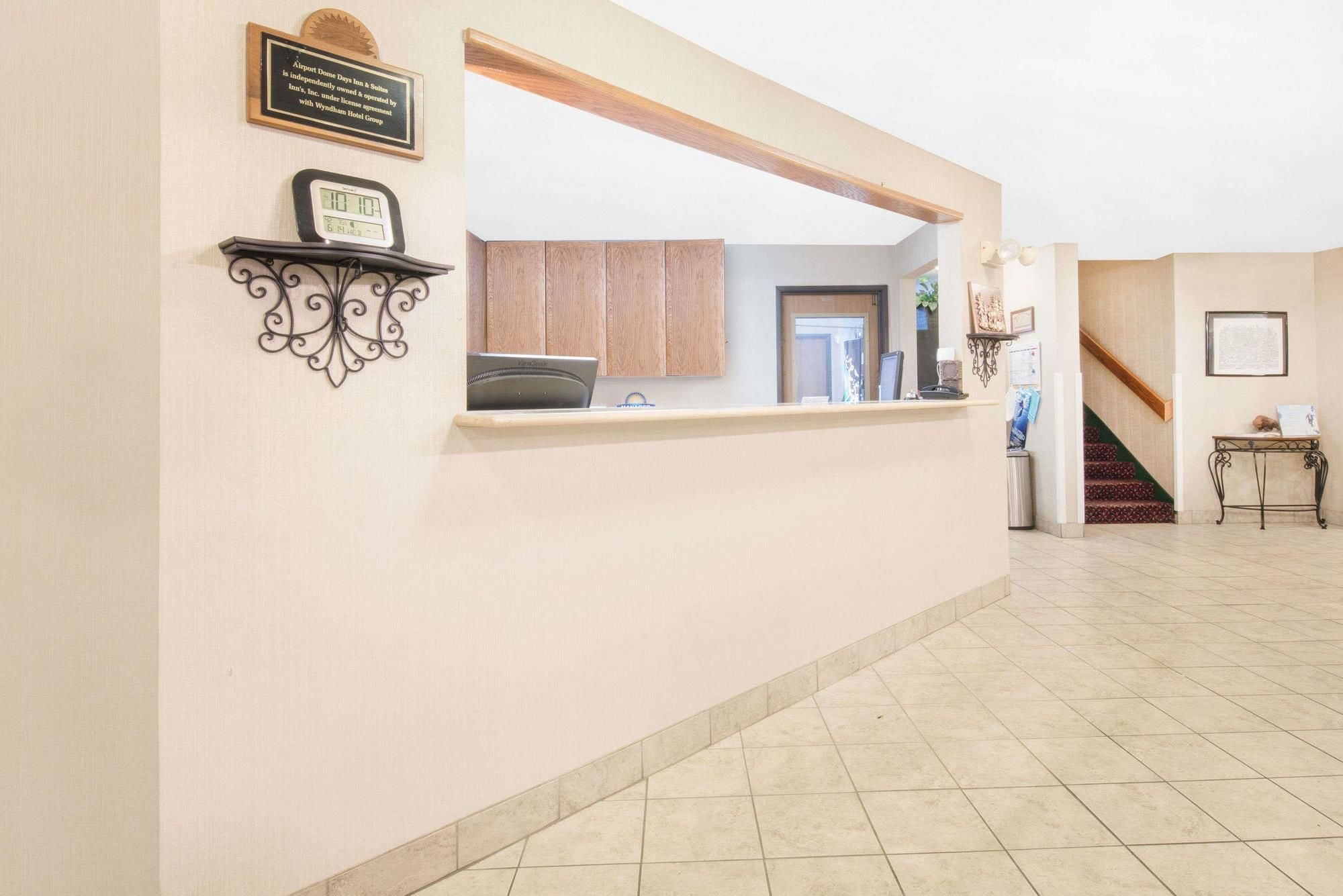 Фото Days Inn & Suites by Wyndham Fargo 19th Ave/Airport Dome