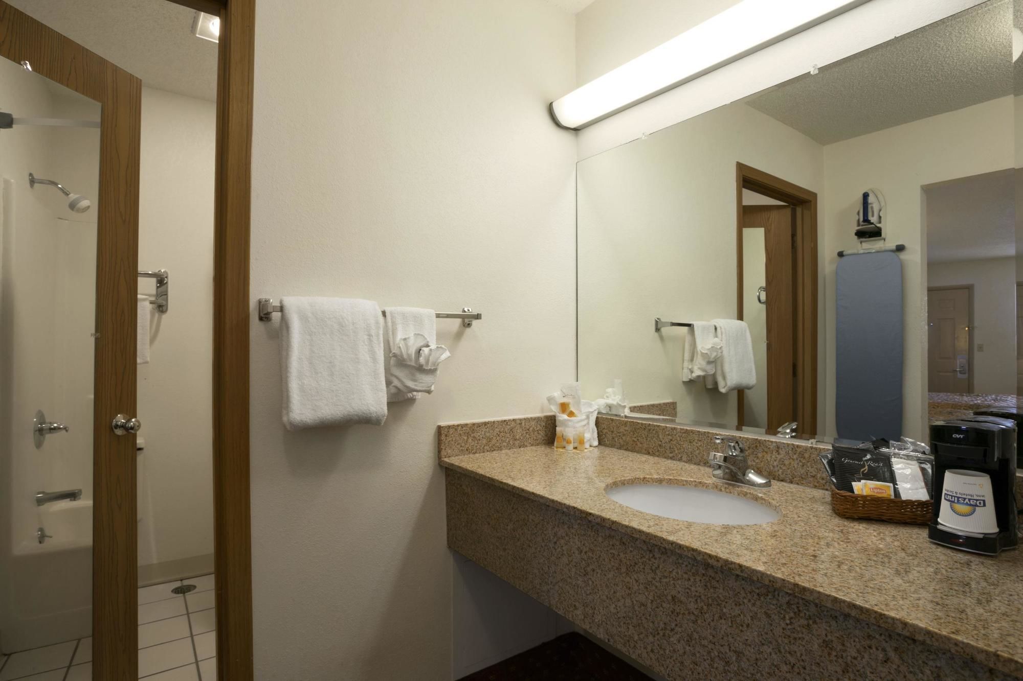 Фото Days Inn by Wyndham Huntington