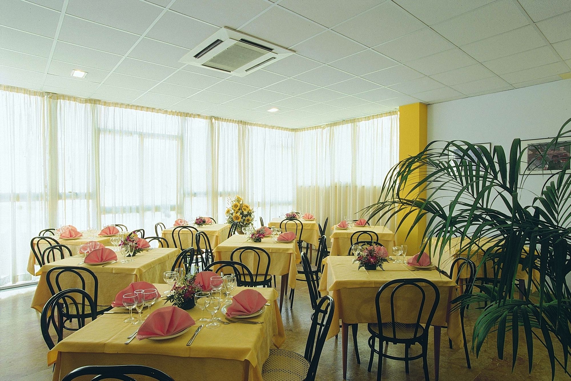 Фото Hotel Capitol