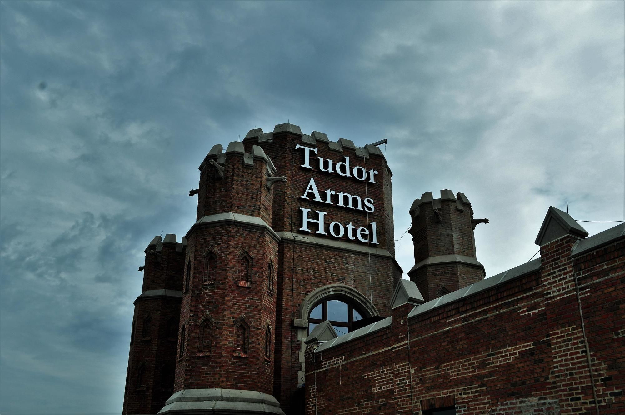 Фото The Tudor Arms Hotel Cleveland - a DoubleTree by Hilton