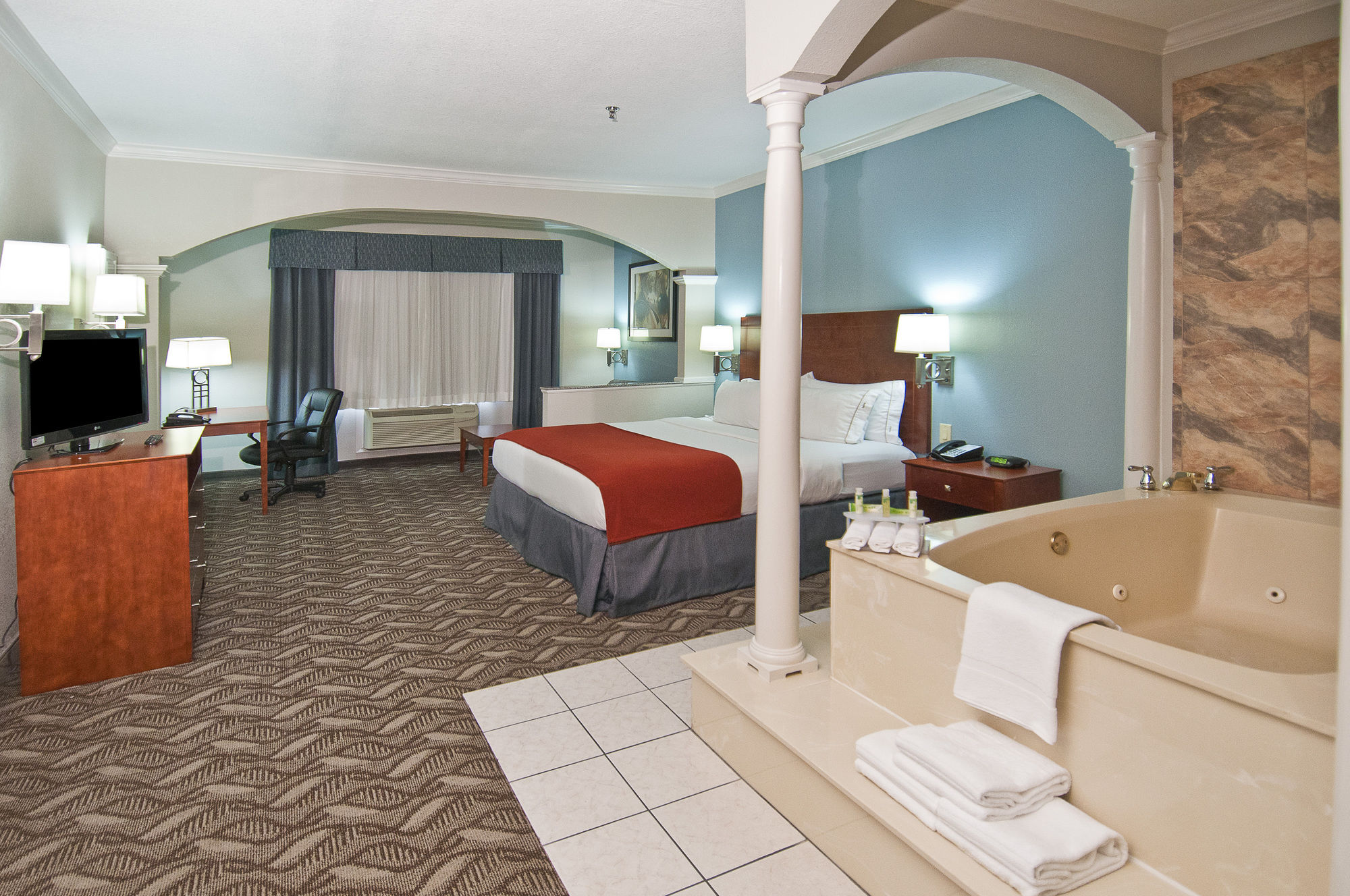 Фото Holiday Inn Express Hotel & Suites Lake Charles, an Ihg Hotel