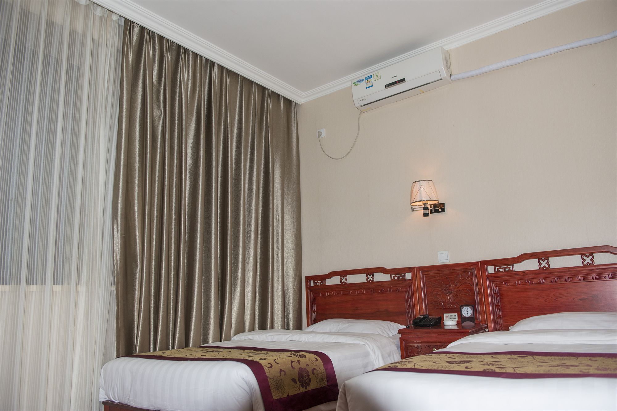 Фото Beijing Hyde Courtyard Hotel