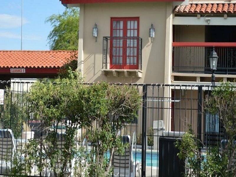 Фото Days Inn Tucson City Center