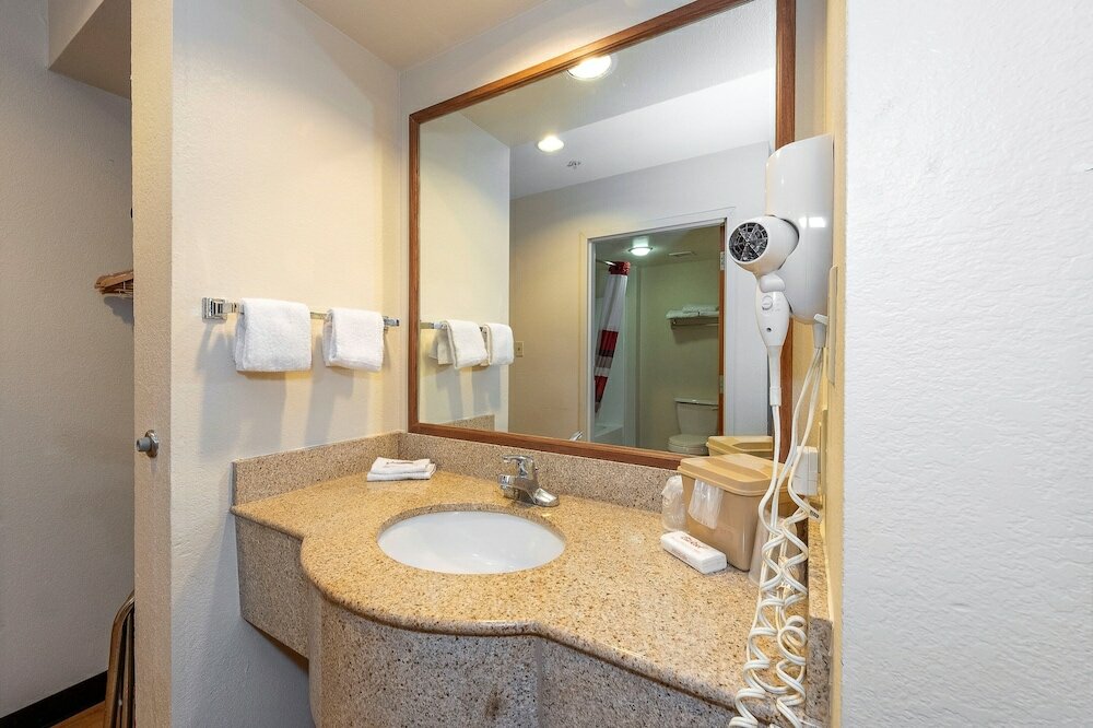 Фото Red Roof Inn & Suites Biloxi