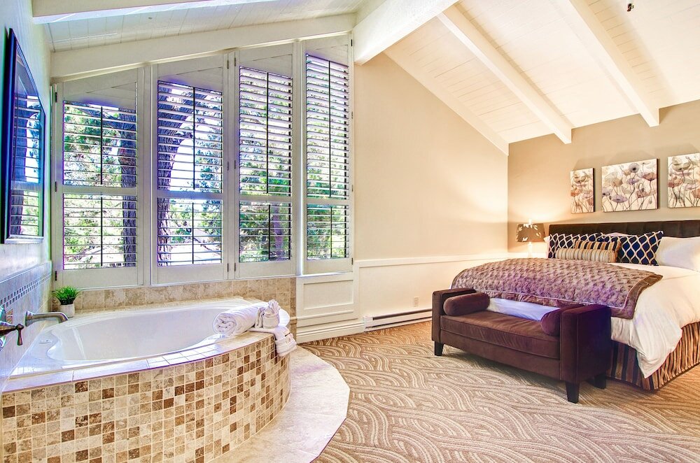 Фото Carriage House Inn