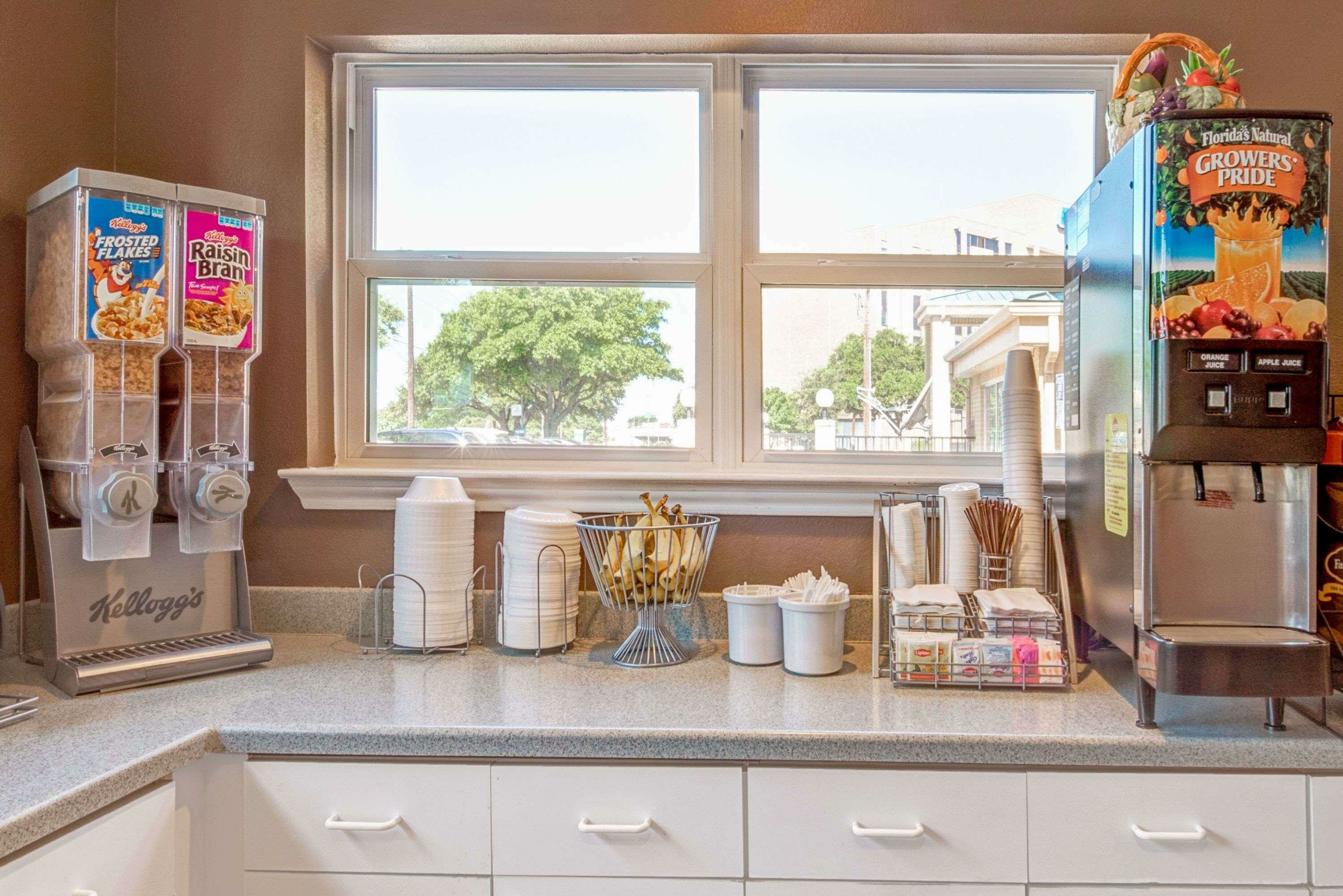 Фото Super 8 by Wyndham Richardson Dallas