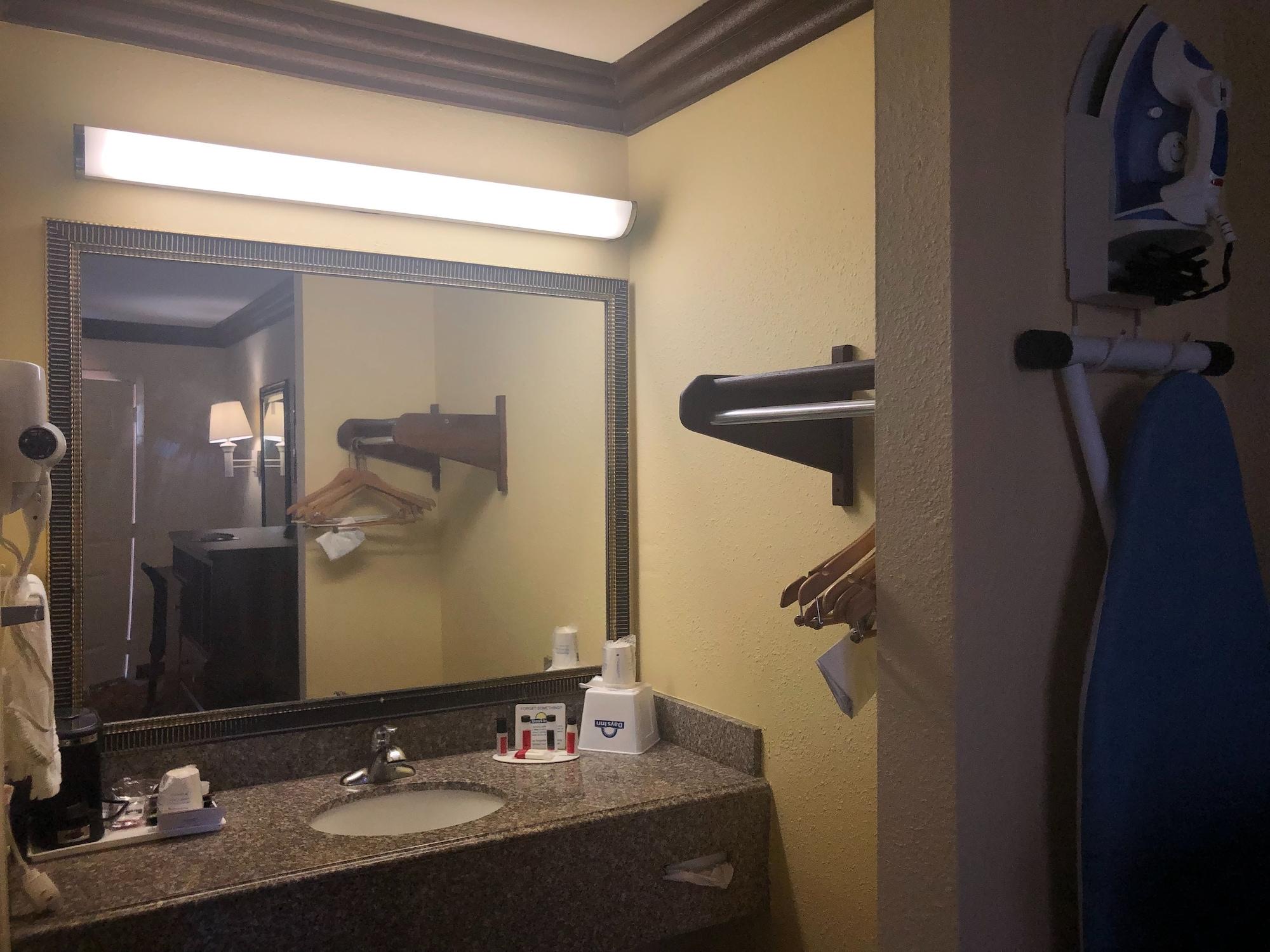 Фото Days Inn by Wyndham Lake Charles