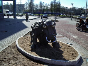 Гранитный бык (Saint Petersburg, Kultury Avenue, 1) ، نصب تذكاري، نحت