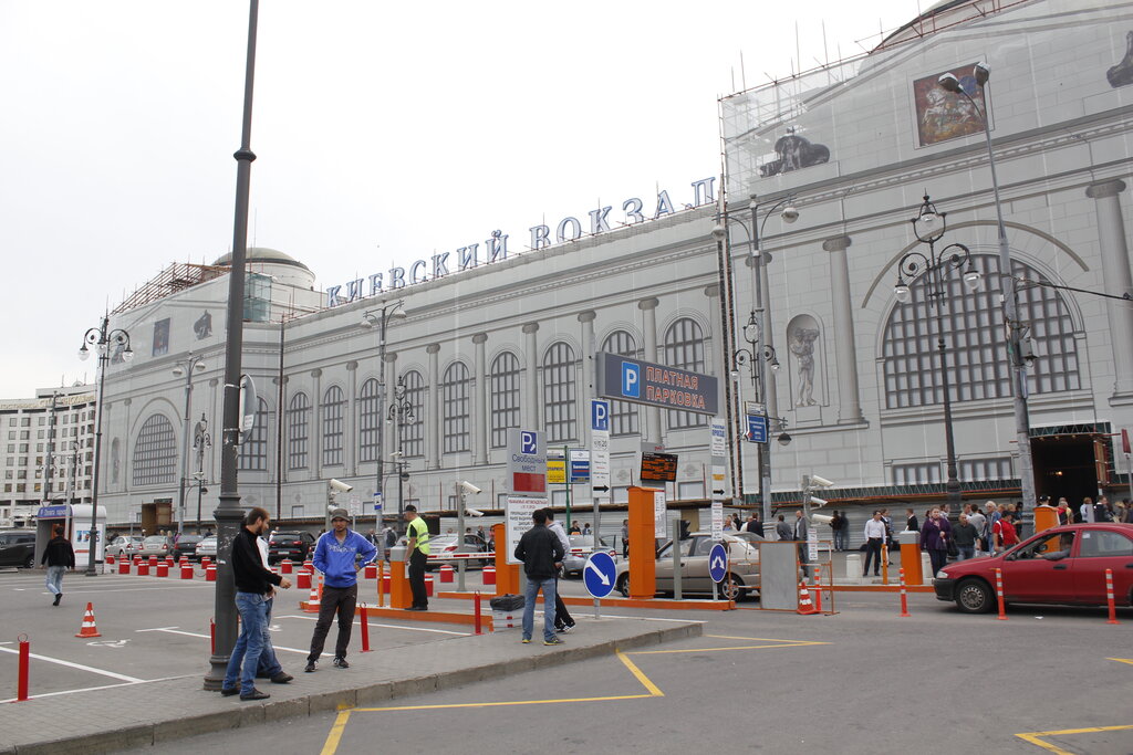 Парковка Южный фасад Киевского железнодорожного вокзала, автомобильная ...