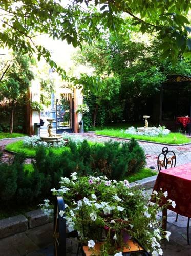 Фото Ист Вест