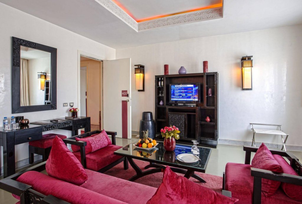 Фото La Renaissance Hotel