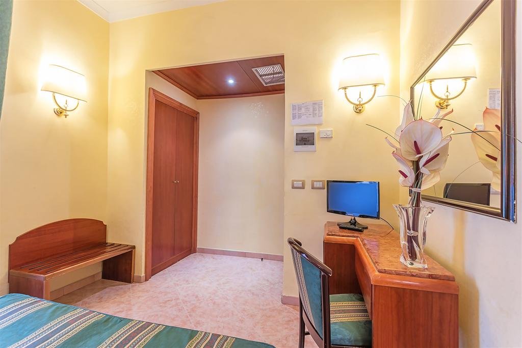 Фото Raeli Hotel Lux