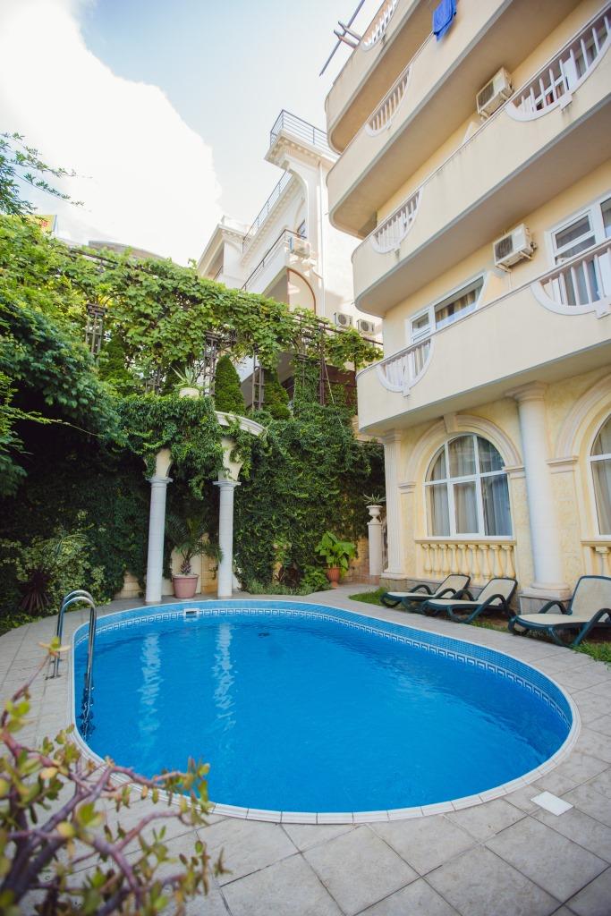 Фото Грейс Наири