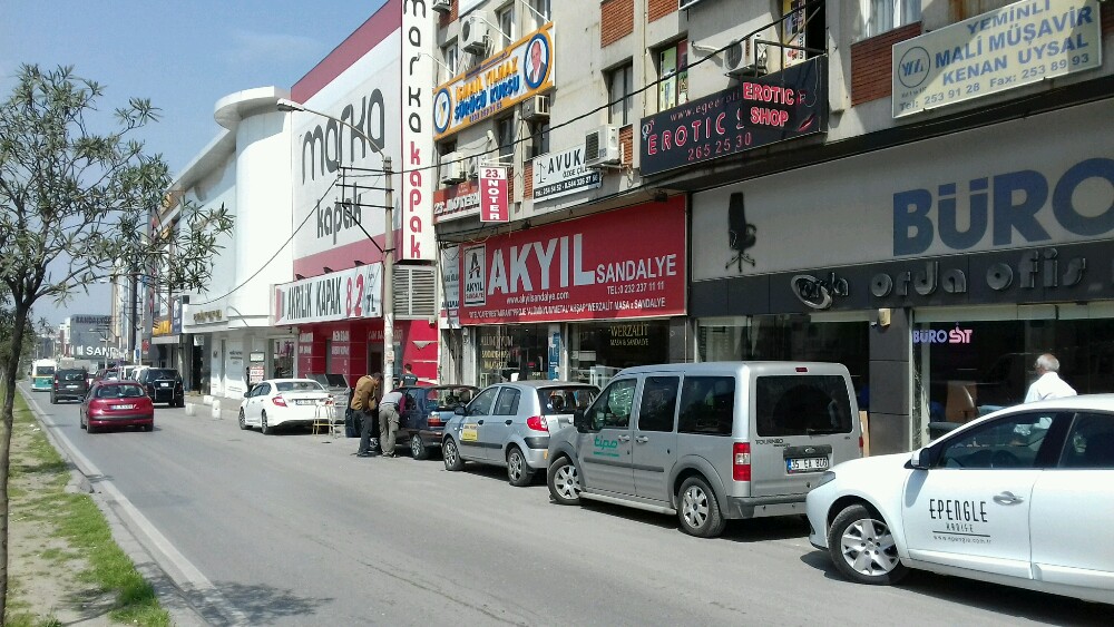 Qizlarning jinsiy aloqa haqida gapirayotganini eshitdi