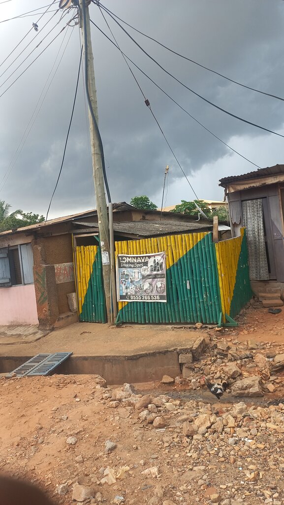 Second-hand shop Lomnava Drinking Spot, Accra, photo