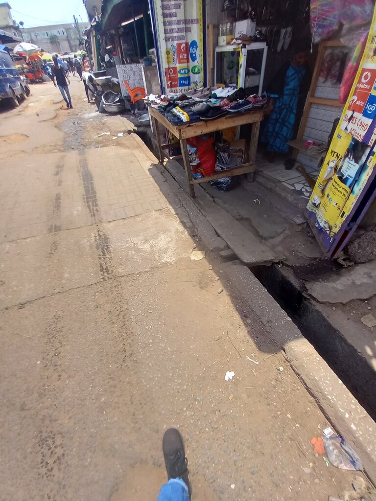 Shoes repair Farri Ventures, Accra, photo