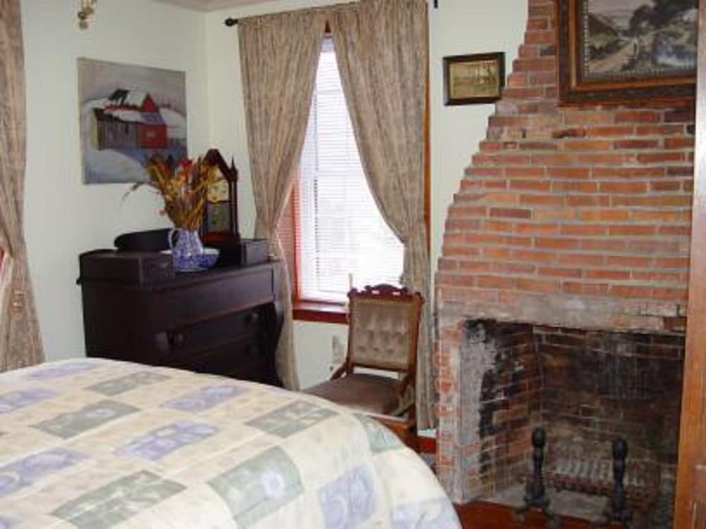 Фото Old Winterport Commercial House