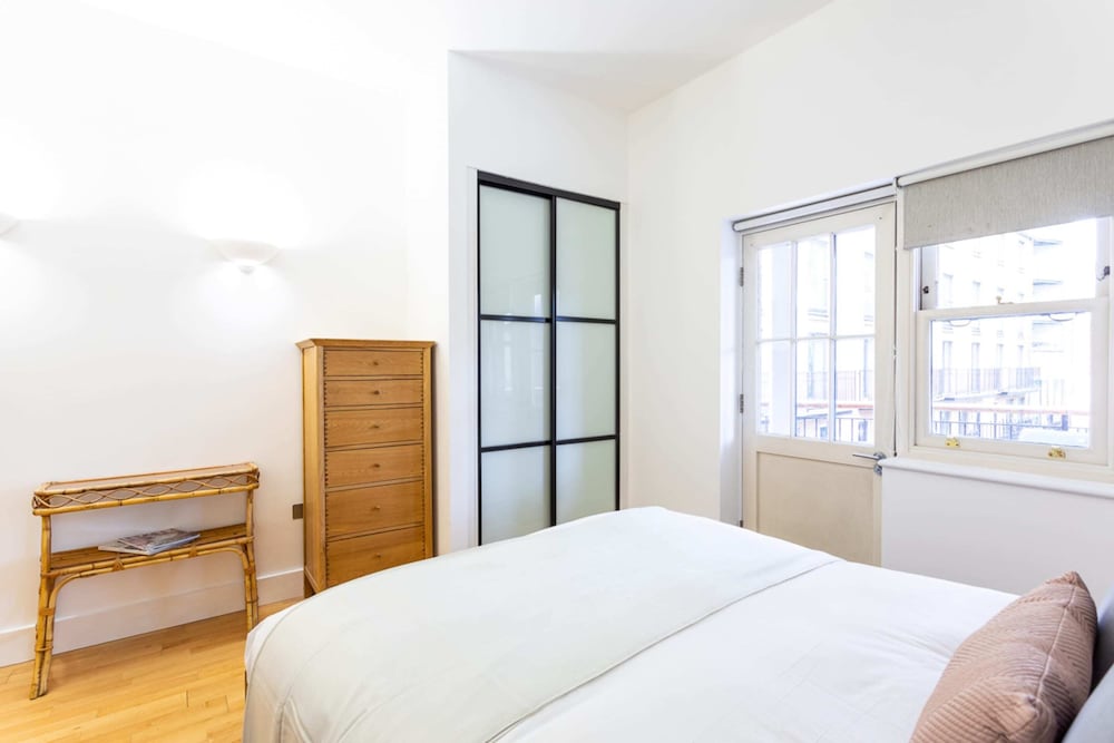 Фото Bright & Comfortable Angel Apartment