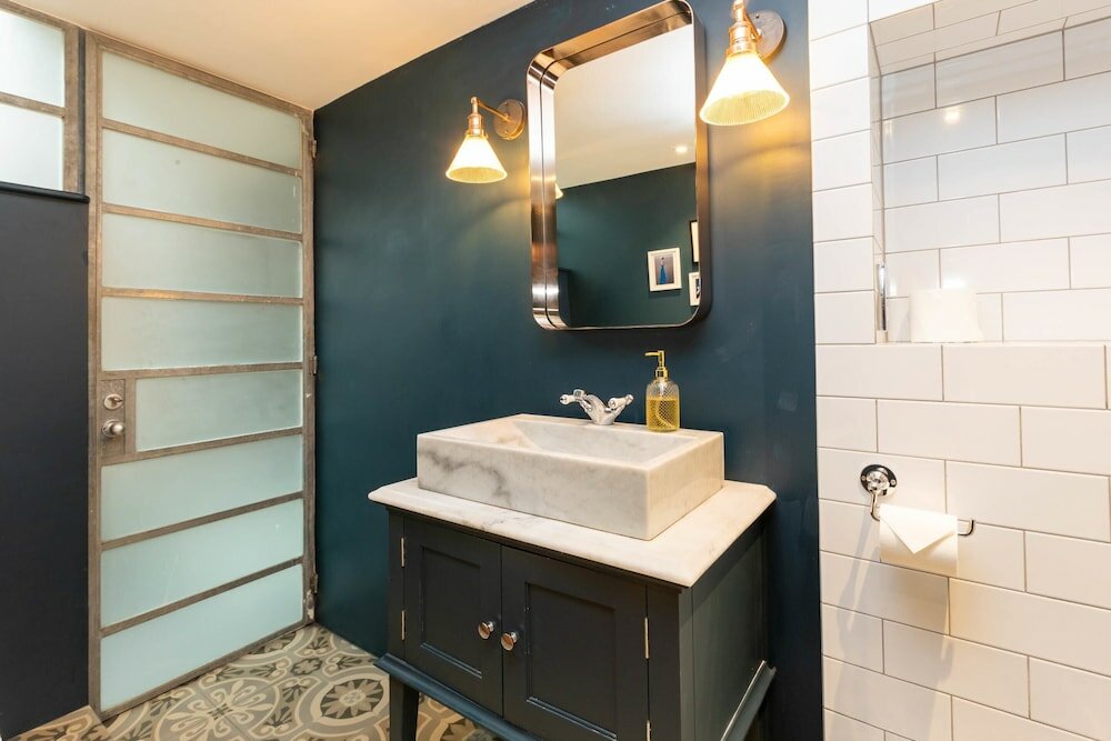 Фото Stylish 2 Bedroom Converted Victorian Storefront