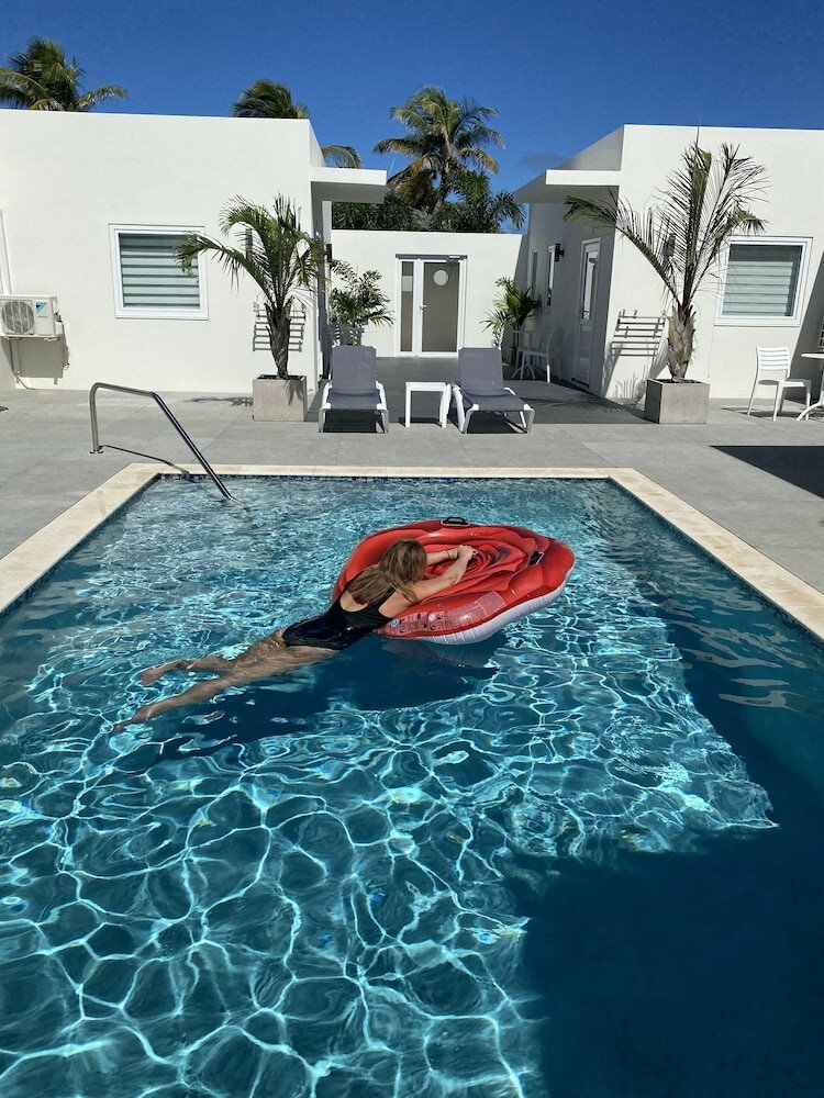 Фото The Palm Leaf Apartments