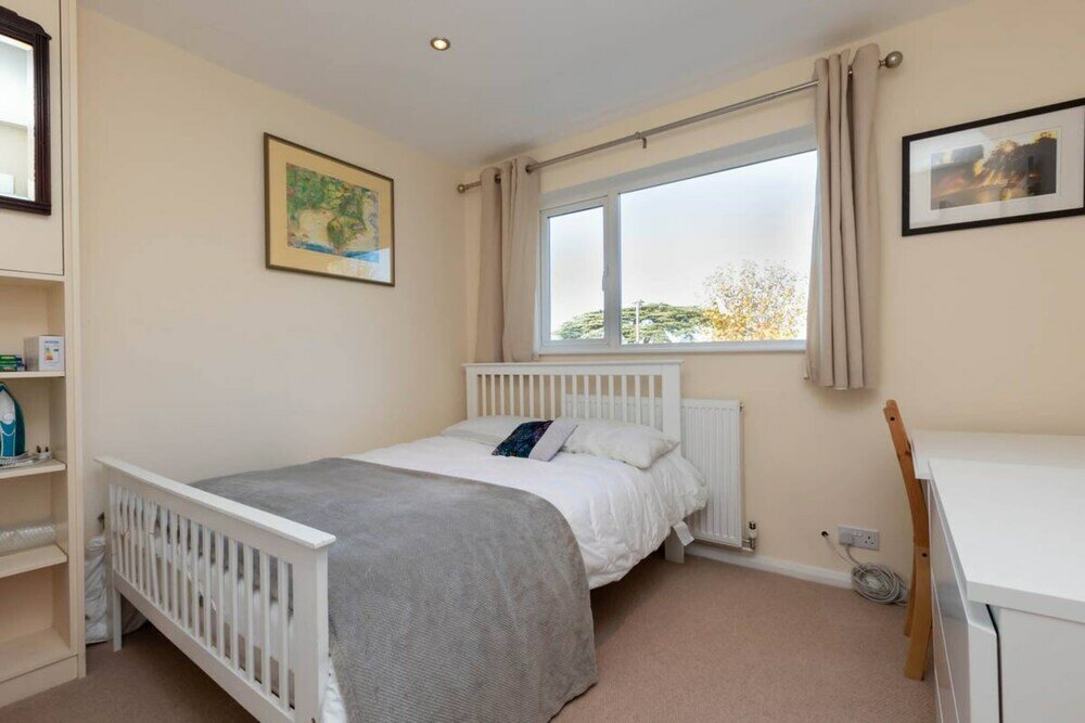 Фото Quiet 3 Bedroom House With a Garden in Putney