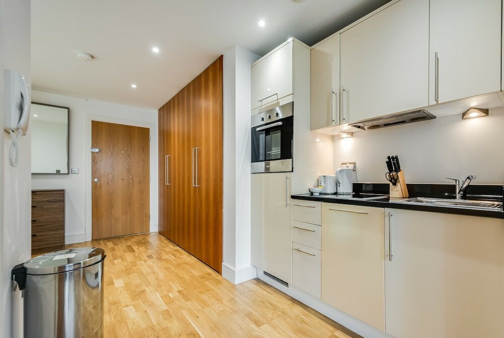Фото Cosy Studio Apartment in Canary Wharf
