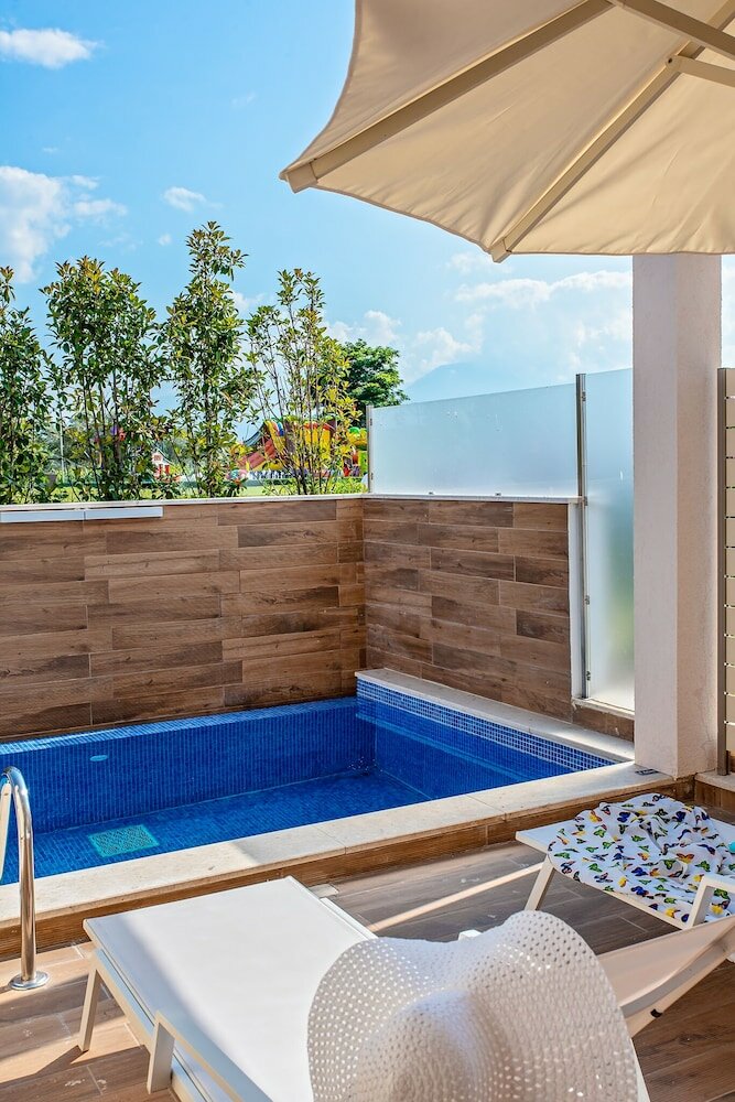 Фото Mythic Summer Hotel