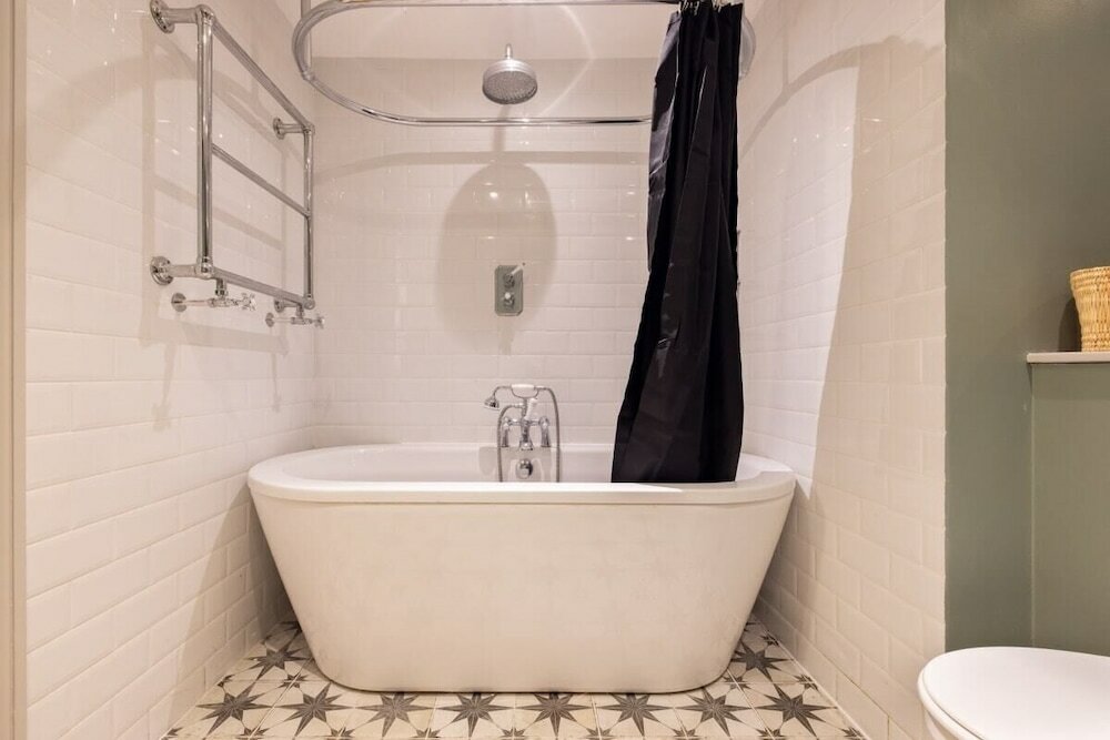 Фото The Richmond Upon Thames Escape - Modern & Bright 2bdr Flat With Parking