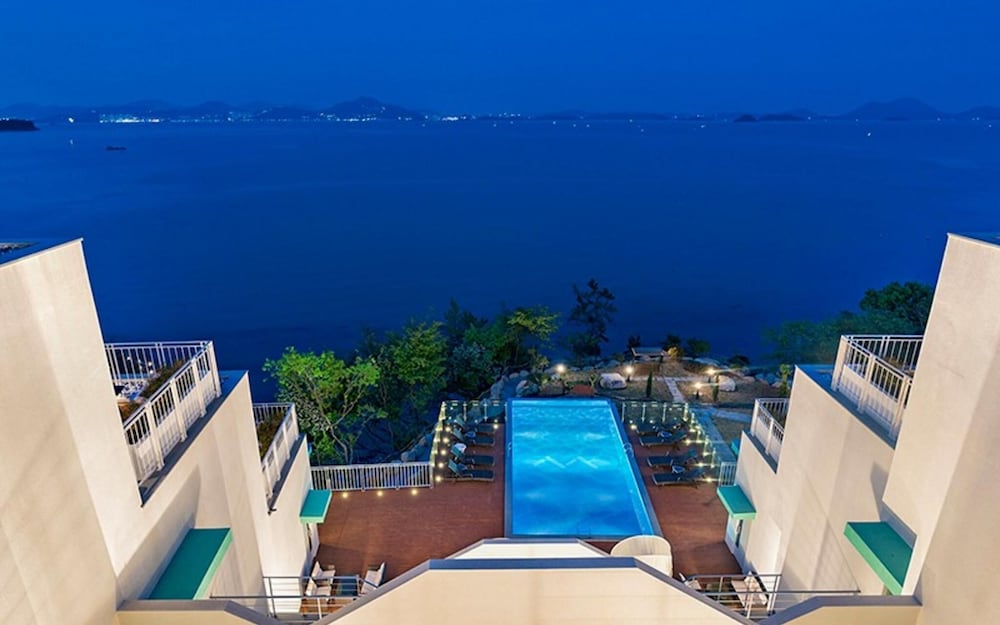 Фото Yeosu Marine Terrace Poolvilla