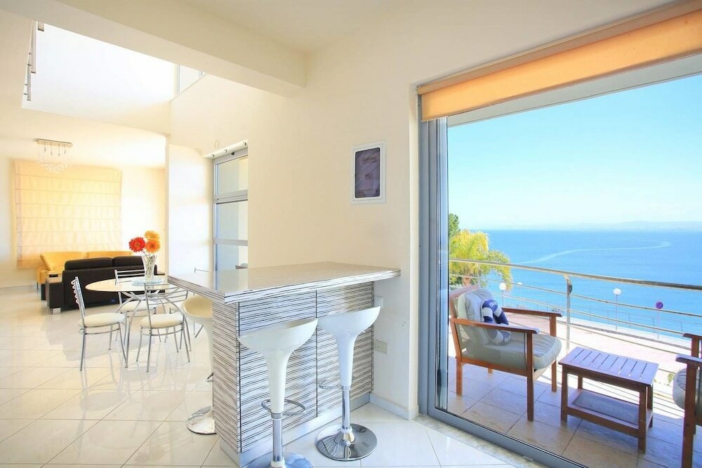 Фото Seafront home 4' walk to private beach