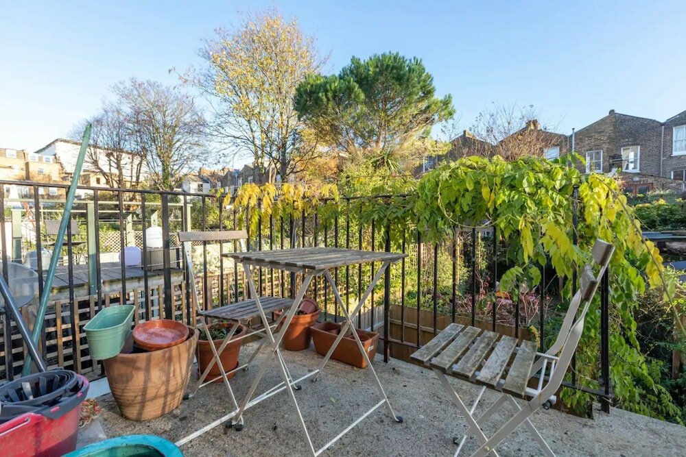Фото Spacious and Bright 2 Bedroom Flat in Kentish Town