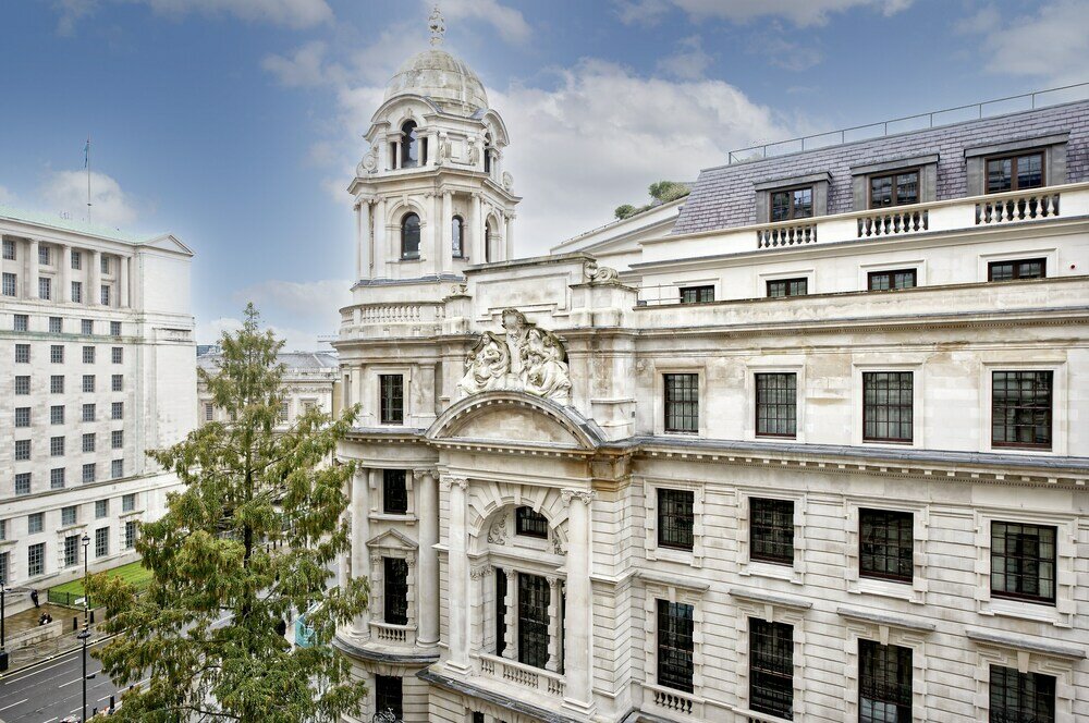 Фото Historic Whitehall Flat in Sw1 by Underthedoormat