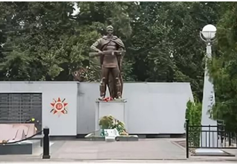 Памятник, мемориал Панорамная скульптура Солдат и стела 151 воин, Брянская область, фото
