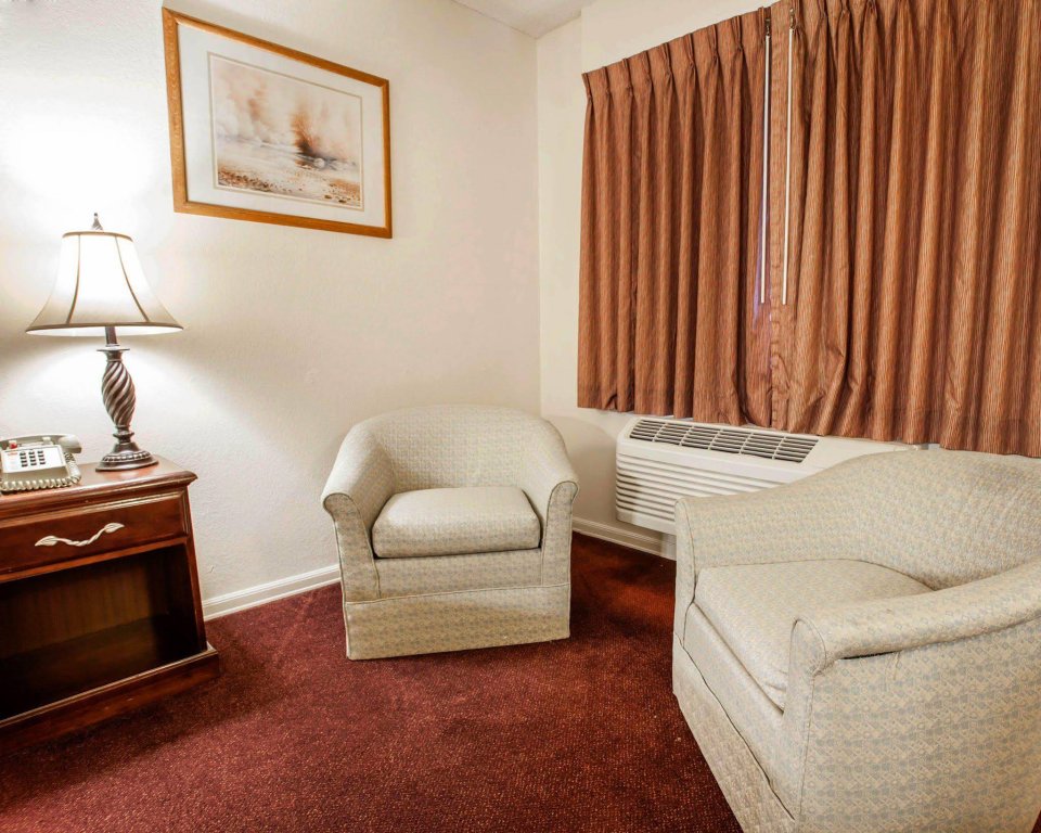 Фото Econo Lodge Near Bellevue Square