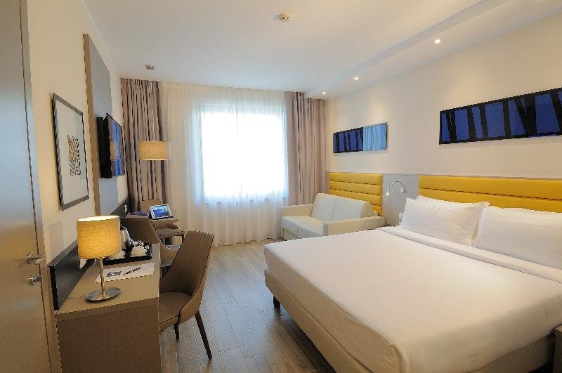 Фото IH Hotels Milano Lorenteggio