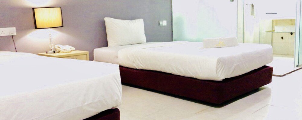 Фото Zen Rooms Royce Hotel