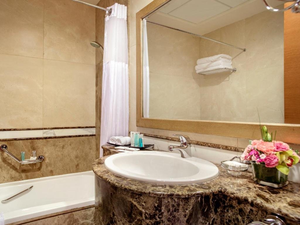 Фото Al Ain Rotana