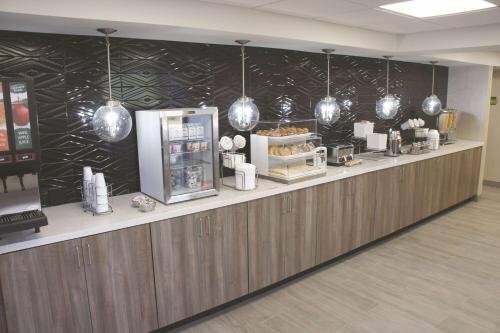 Гостиница La Quinta Inn & Suites by Wyndham Columbus Ms