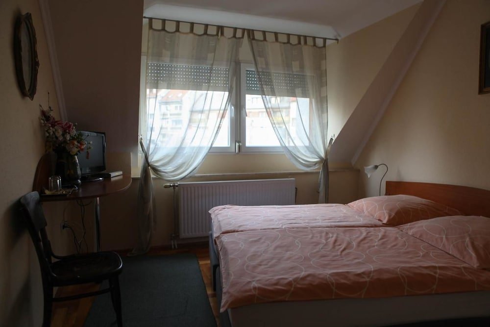 Фото Barokk Antik Panzió