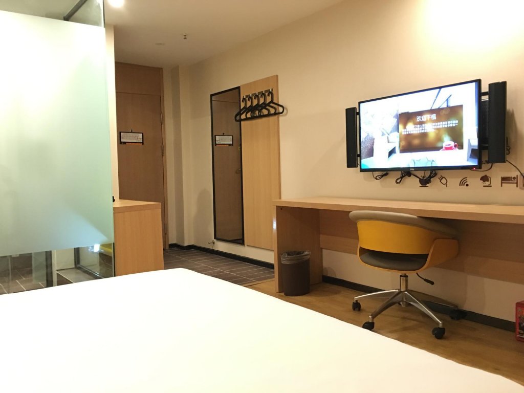 Фото Iu Hotels·Shangri-La Bus Terminal Songzanlin Temple