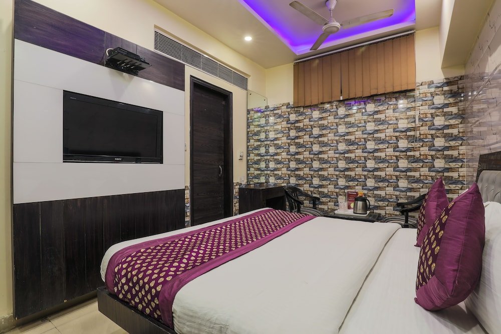 Фото Hotel Guruvas Inn