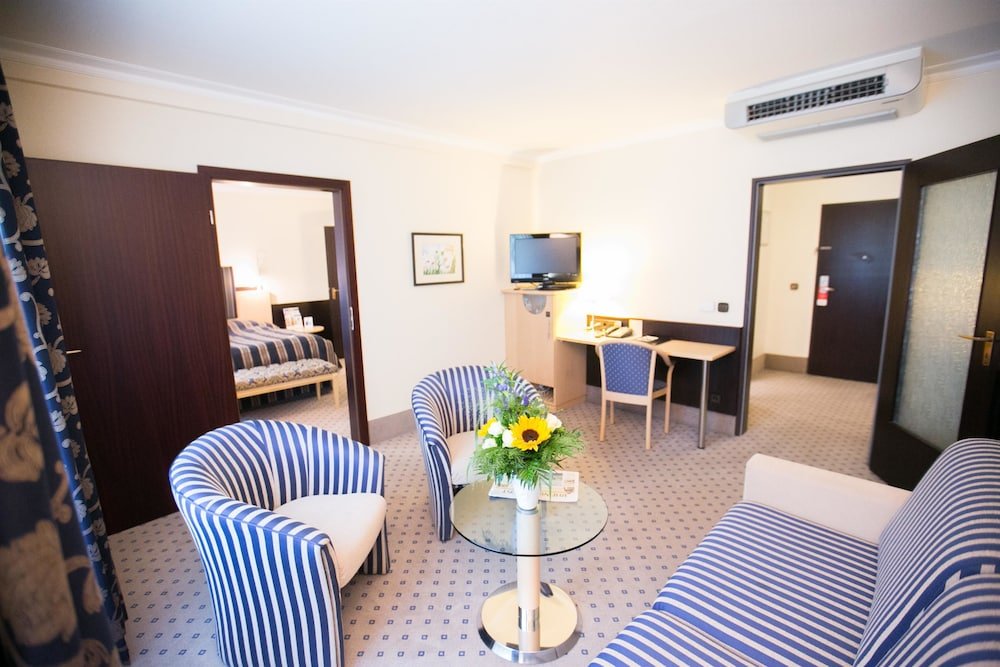 Фото Best Western Plus Crown Hotel