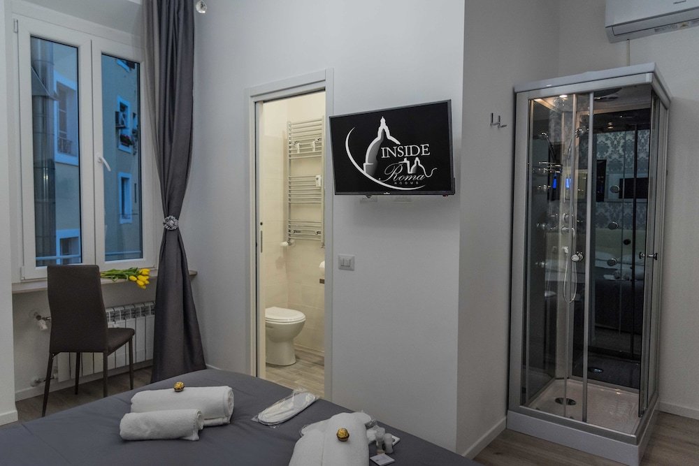 Фото Inside Roma Rooms