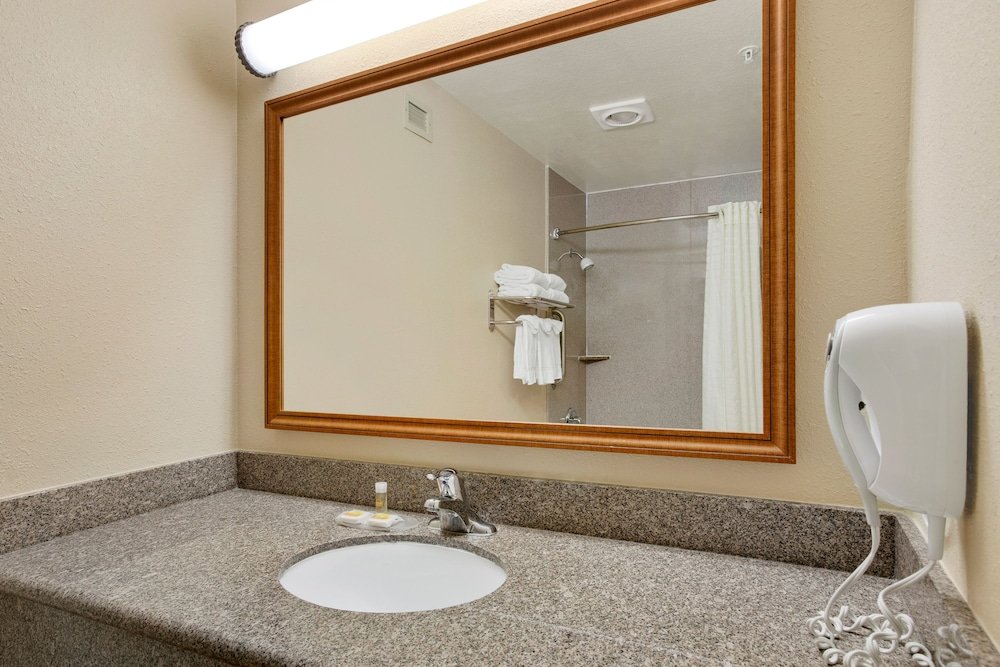 Фото Days Inn by Wyndham Carlsbad