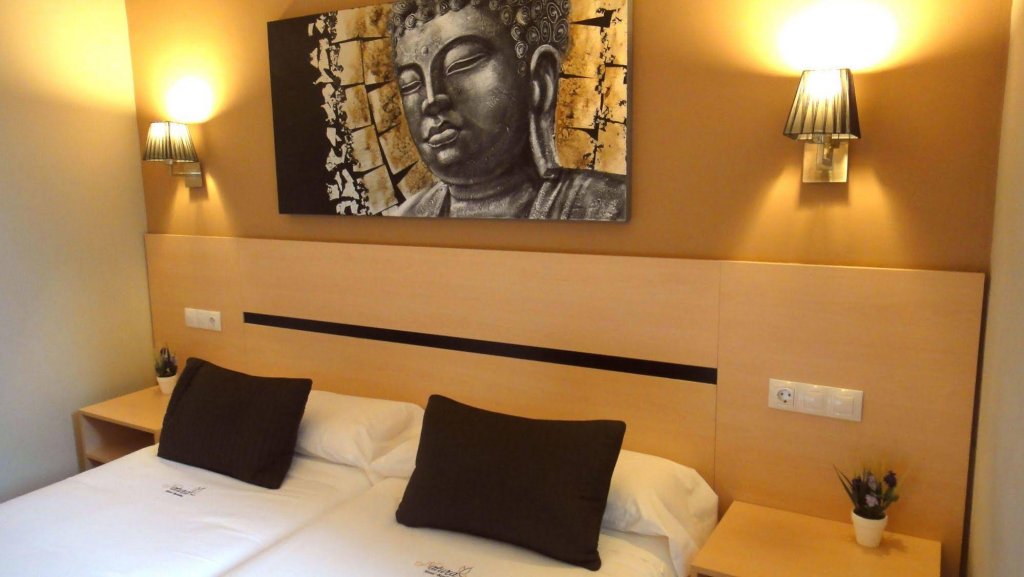 Фото Hostal Live Natura Barcelona