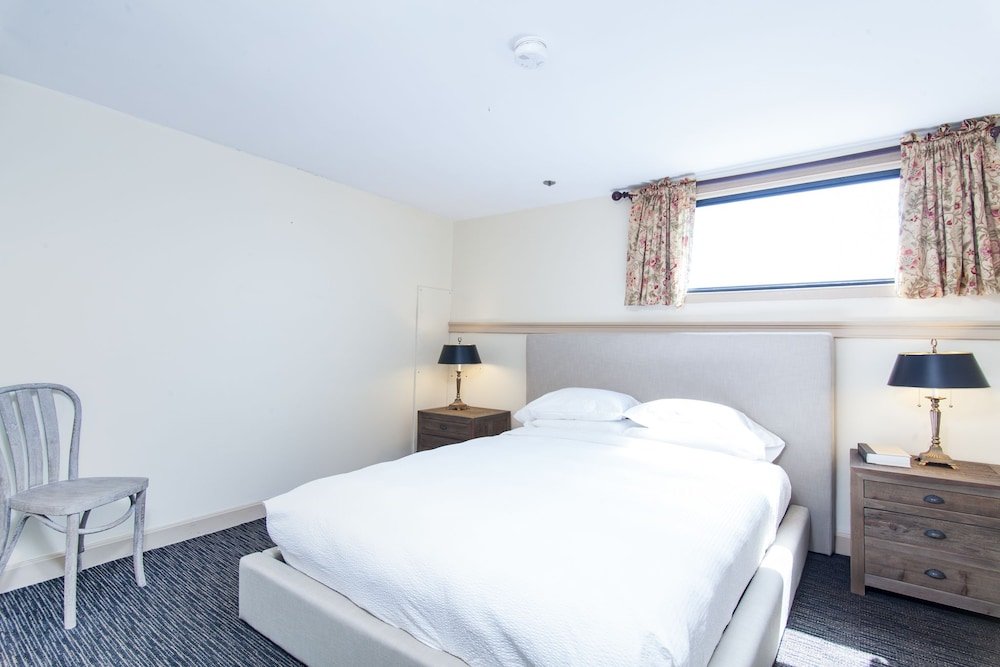 Фото Garrison Inn Boutique Hotel
