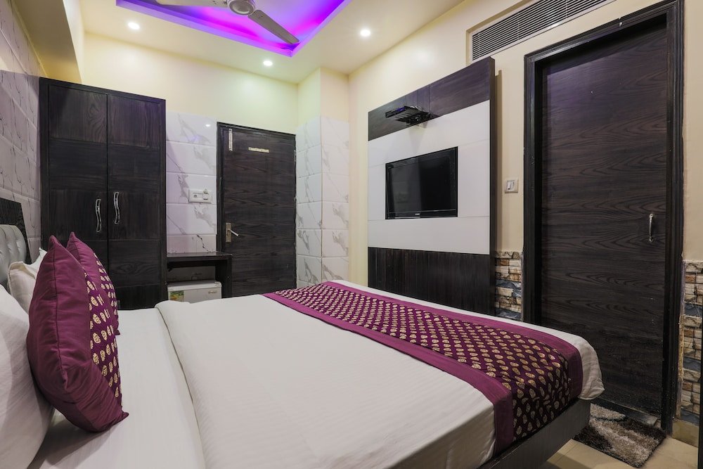 Фото Hotel Guruvas Inn